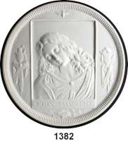 MEDAILLEN AUS PORZELLAN,Andere Hersteller ROYAL COPENHAGENEinseitige weiße Reliefplakette.  Der Evangelist Johannes eingerahmt mit geschlossenen Augen den Kopf nach links haltend, umgeben von weiteren christlichen Symbolen.  Rand geriffelt.  Rs.  blaues Manufakturzeichen, zwei Aufhängelöcher.  134 mm.