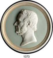 MEDAILLEN AUS PORZELLAN,Andere Hersteller Bing & Gröndahl, KopenhagenEinseitige weiße Reliefplakette mit grünem Fond.  19. Jahrhundert.   H. C. Andersen.  Kopf nach links.  Rand mit goldener Riffelverzierung.  Rs.   B & G, 