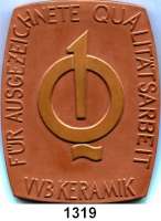 MEDAILLEN AUS PORZELLAN,Moderne Medaillen - Staatliche Porzellanmanufaktur MEISSEN ErfurtBraune Plakette 1969, Qualitätszeichen gold (112 x 140 mm).  VVB Keramik.  Für ausgezeichnete Qualitätsarbeit.  W. 4213.1.1.5.  In Schachtel.