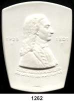 MEDAILLEN AUS PORZELLAN,Staatliche Porzellan-Manufaktur MEISSEN Volkstedt1962 weiß.   200 Jahre Porzellan-Manufaktur   Gipsform   Unter dem Text der Vordersiete Nr. 56, diese durchgeschliffen.   62/80 x 100 mm.  W. 4442.  Im Etui.