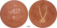 MEDAILLEN AUS PORZELLAN,Staatliche Porzellan-Manufaktur MEISSEN Meissen1937 braun.   Staatliche Porzellan Manufaktur - 20. April 1937.  Zum 48. Geburtstag Adolf Hitlers.   Auf dem Rand Nr. 26 (gold).  140 mm.  Rs. vergoldete Kurschwerter über Hakenkreuz.  Im Scheuch nicht gelistet.