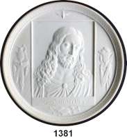 MEDAILLEN AUS PORZELLAN,Andere Hersteller ROYAL COPENHAGENEinseitige weiße Reliefplakette.  19. Jahrhundert.  Jesus Christus in Rahmung in Frontalansicht nach links unten schauend,  umgeben vom Heiligen Geist und anderen christlichen Zeichen.  Rand mit Laubgirlande verziert.  Rs.  blaues Manufakturzeichen, Eneret und 