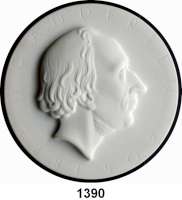 MEDAILLEN AUS PORZELLAN,Andere Hersteller ROYAL COPENHAGENEinseitige weiße Reliefplakette.  Abbildung des Dichters H. C. Andersen.  Kopf nach rechts.  Rs.  Ritznummer 3447 mit ovalem Zeichen, blaues und grünes Manufakturzeichen.  Aufhängeloch.  103 mm.