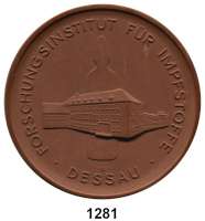 MEDAILLEN AUS PORZELLAN,Moderne Medaillen - Staatliche Porzellanmanufaktur MEISSEN DessauBraune Medaille 1963 (105 mm).  Forschungsinstitut für Impfstoffe - Für 10jährige treue Mitarbeit.  W. 4106.