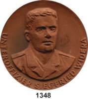 MEDAILLEN AUS PORZELLAN,Moderne Medaillen - Staatliche Porzellanmanufaktur MEISSEN StrausbergBraune Medaille 1965 (65 mm).  NVA - Siegfried Widera (Unteroffizier).  W. 4429.  Auflage 100 Exemplare.