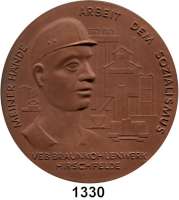 MEDAILLEN AUS PORZELLAN,Moderne Medaillen - Staatliche Porzellanmanufaktur MEISSEN HirschfeldeBraune Medaille 1963 (127 mm).  VEB Braunkohlenwerk - Für 25 Jahre treue Arbeit.  Auflage 240 Exemplare.  W. 4256.  Vgl. Scheuch 1700.