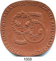 MEDAILLEN AUS PORZELLAN,Moderne Medaillen - Staatliche Porzellanmanufaktur MEISSEN Karl-Marx-StadtBraune Plakette 1963 (66 x 66 mm).  10 Jahre Handelskammer des Bezirkes Karl-Marx-Stadt. Zur Erinnerung. Woche des Handwerks Oktober 1963.  W. 4266.  Im Etui.