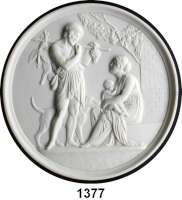 MEDAILLEN AUS PORZELLAN,Andere Hersteller Bing & Gröndahl, KopenhagenEinseitige weiße Reliefplakette.  Motiv : Herbst.  Stehender Mann mit Jagdtrophäen und Hund vor sitzender Frau mit Kind unter Weinrebe.  Rand nicht verziert.  Rs.  Manufakturzeichen, Efterar 4005, zwei Aufhängelöcher.  144 mm.