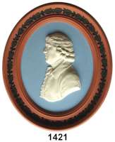 MEDAILLEN AUS PORZELLAN,Andere Hersteller Wedgwood/EnglandDreifarbige Jasperplakette.  Abbildung des Gründers Josiah Wedgwood in weiß nach links.  Rand braun mit eingefaßter dunkelgrüner Laubgirlande.   Kennzeichnung:  WEDGWOOD.  MADE IN ENGLAND:  