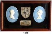 MEDAILLEN AUS PORZELLAN,Andere Hersteller Wedgwood/EnglandZwei ovale Jasperplaketten in einem Holzrahmen.  Silberhochzeit von Queen Elizabeth II. und Prince Phillip 1977.  Mit Silbernem Wappen und silberner Jubiläumsplakette. Der Holzrahmen (195 x 120 mm) kann aufgestellt oder aufgehängt werden.  Die Plaketten (je 65 x 50 mm) zeigen in weiß auf hellblauem Fond die Eheleute, sich einander zugewandt.