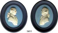 MEDAILLEN AUS PORZELLAN,Andere Hersteller Wedgwood/EnglandZwei Jasper-Portraitmedaillons.  Weiß auf hellblauem Grund mit Portlandblauer Fassung, diese außen und Innen mit gepunkteter Rahmung.  Darstellend den Wedgwood-Gründer Josiah Wedgwood (Brb.nach links) und seinen Partner  Thomas Bentley (Brb. nach rechts).  Jubiläumsausgabe zu deren jeweils 250. Geburtstag.  Ausgabe limitiert, hier Nr. 126 von 250.  Rückseite je: WEDGWOOD: MADE IN ENGLAND, 
