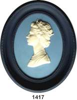 MEDAILLEN AUS PORZELLAN,Andere Hersteller Wedgwood/EnglandOvales dreifarbiges Jaspermedaillon.  Queen Elizabeth II.. Brustbild nach links.  Weiß auf hellblauem Fond.  Dunkelblaue Umfassung innen und außen mit Punktumrandung.  Rs. WEDGWOOD MADE IN ENGLAND 