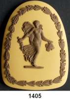 MEDAILLEN AUS PORZELLAN,Andere Hersteller Wedgwood/EnglandOranges Jaspermedaillon.  Serie Dancing Hours.  Mädchen mit Blumenranke und Korb nach links schauend, von Blumen umkränzt.  Rs.  WEDGWOOD ENGLAND.  69 x 52 mm.