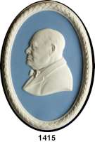 MEDAILLEN AUS PORZELLAN,Andere Hersteller Wedgwood/EnglandOvales Jasperreliefmedaillon.  Sir Winston Churchill.  Brustbild nach links.  Weiß auf hellblauem Fond mit weißer Lorbeerumrandung.  Rs.  WEDGWOOD MADE IN ENGLAND, 