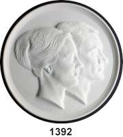 MEDAILLEN AUS PORZELLAN,Andere Hersteller ROYAL COPENHAGENEinseitige weiße Reliefplakette zur Hochzeit von Königin Margrethe II. mit dem Grafen Henri de Monpezat am 10. Juni 1967.  Abbildung der Köpfe nach rechts.  Rs. Manufakturmarke und zwei Aufhängelöcher.  150mm.