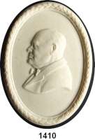 MEDAILLEN AUS PORZELLAN,Andere Hersteller Wedgwood/EnglandOvales Jasperreliefmedaillon.  Sir Winston Churchill.  Brustbild nach links.  Creme-/Elfenbeinfarbend. Mit Lorbeerumrandung. Rs.  ohne Herstellerzeichen.  Zwei Aufhängelöcher.   108 x 78 mm.