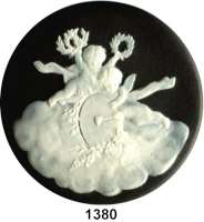 MEDAILLEN AUS PORZELLAN,Andere Hersteller Limoges, FrankreichEinseitige weiße Reliefplakette mit schwarzem Fond.  Zwei Putti mit Lorbeerkränzen auf Wolke. Auf einem Stickrahmen Herz, von Pfeil getroffen.  Rückseite weiß.  LIMOGES FRANCE und PHARAUO LIMOGES France.  98 mm.