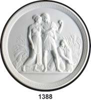 MEDAILLEN AUS PORZELLAN,Andere Hersteller ROYAL COPENHAGENEinseitige weiße Reliefplakette.  Motiv : Sommer.  Junges Paar einander zugewandt und Magd beim Einbringen der Ernte (Ähren sensend).  Rand verziert mit Laubgirlande.  RS. Eneret, Manufakturzeichen, 1923(?).  137 mm.