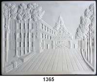 MEDAILLEN AUS PORZELLAN,Andere Hersteller HerendEinseitige rechteckige weiße Reliefplakette.  Zeigend die ungarische Kühlschrankfabrik LEHEL (Zufahrt und Fabrikations-/Bürogebäude).  Rückseite:  Aufhängelöcher, Herend geprägt und Blaue Marke HEREND/HUNGARY mit Wappen.  209 x162 mm.