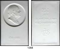 MEDAILLEN AUS PORZELLAN,Andere Hersteller Lomonossow, St. PetersburgRechteckige weiße Plakette 1961.  M. W. Lomonossow.  Zum 250. Geburtstag.  Kopf im Medaillon nach rechts, darunter 1711-1961.  Abgestufter Rand.  Rückseite:  In Kyrillischen Buchstaben : 250. Geburtstag von M. W. Lomonossow sowie Monogramm.  103 x 63 mm.