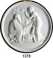 MEDAILLEN AUS PORZELLAN,Andere Hersteller Bing & Gröndahl, KopenhagenEinseitige weiße Reliefplakette.  Motiv : Winter.  Älteres Paar einander zugewandt in einer Szene am Tisch. Der Mann wärmt sich an der Kochstelle sitzend die Hände, die Frau steht mit erhobenem Rührstab vor ihm. Eine Katze schmiegt sich an die ältere Dame.  Rand glatt.  Rs.  Manufakturzeichen und MADE IN DENMARK B&G und zwei Aufhängelöcher.  145 mm.