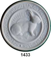 MEDAILLEN AUS PORZELLAN,Andere Hersteller Sonstige HerstellerEinseitige weiße Medaille.  Um 1920.  Kaninchen nach rechts vor aufgehender Sonne. Umschrift: SPEZIALZÜCHTER HUGO LUKAS FRAUENTHAL STEIERMARK.  Rückseitig kleines Ornament und Inschrift: Als Ehrenpreis.  86 mm.  Im Originaletui (mit Golddruck).