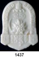 MEDAILLEN AUS PORZELLAN,Andere Hersteller Sonstige HerstellerWeißes glasiertes Veteranenabzeichen aus Porzellan.  Zeigend ein Edelweiß sowie IR 59 (Infanterieregiment 59 Erzherzog Rainer).  Umschrift RAINERBUND BRAUNAU A/I.  31 x 24 mm.