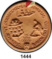 MEDAILLEN AUS PORZELLAN,Andere Hersteller Sonstige HerstellerEinseitige hellbraune Keramikmedaille.  Zeigend Töpferware, Bauernofen, angedeutete Ziegelwand und Handwerker bei der Arbeit.  Unten mit Wappen.  Umschrift : 47. ÖSTERREICHISCHER HAFNERTAG 1980 JENNERSD. BURGENLAND.  62 mm.  Mit Aufhängeloch und kl. Band.