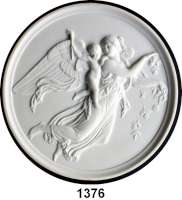 MEDAILLEN AUS PORZELLAN,Andere Hersteller Bing & Gröndahl, KopenhagenEinseitige weiße Reliefplakette.  Motiv : Der Tag.  Fliegender blumenstreuender Engel mit Putte, dieser eine brennende Fackel haltend.  Rs.  Manufakturzeichen, MADE IN DENMARK, Dag, 4001, zwei Aufhängelöcher.  144 mm.