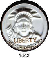 MEDAILLEN AUS PORZELLAN,Andere Hersteller Sonstige HerstellerEinseitige weiße Porzellanplakette.  Brustansicht (erhaben) der LIBERTY nach vorn mit Strahlenkranz und Teilansicht des erhobenen rechten Armes.  Goldfarbig hervorgehoben LIBERTY 1886.CENTENNIAL.1986.  Rand goldfarben.  Mit metallischer Aufhängeöse.  74 mm.