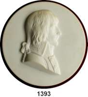 MEDAILLEN AUS PORZELLAN,Andere Hersteller SevresWeiße Biskuitporzellanmedaille.  Zeigend als Relief im Brustbild nach rechts den jungen Napoleon Bonaparte als Offizier.  Die Medaille ist auf Stoff aufgelegt, roter Originalaufsteller der MANUFACTURE NATIONALE DE SEVRES.