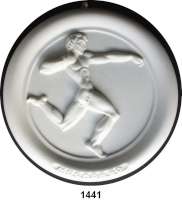 MEDAILLEN AUS PORZELLAN,Andere Hersteller Sonstige HerstellerGroße weiße Bisquitporzellanmedaille.  Zeigend einen Kugelstoßer in der Bewegung nach rechts.  Abgerundeter Rand.  Unten hervorgehoben in kyrillischer Schrift Moskau und die Jahreszahl 80.  Rückseite Herstellerzeichen in roter Schrift 5.30,   Tulpe 1c.  155 mm.  Aufhängeloch.