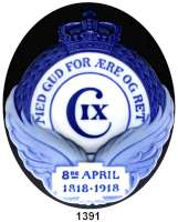 MEDAILLEN AUS PORZELLAN,Andere Hersteller ROYAL COPENHAGENPorzellanplakette (blau/weiß).  1918.  Ausgegeben zum Gedenken an den 100. Geburtstag von König Christian IX.  Zeigend Krone, Kranz und Engelsflügel in der Umrandung, mittig die Initialen C IX mit Umschrift MED GUD FOR AERE OG RET.  Unten mit den Daten 8DE APRIL 1818.1918.  Rückseitig Aufhängung, Herstellerzeichen ROYAL COPENHAGEN, drei hellblaue Wellenlinien und I32.  171 x 145 mm.