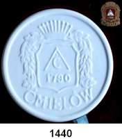 MEDAILLEN AUS PORZELLAN,Andere Hersteller Sonstige HerstellerWeiße Porzellangedenkmedaille 1980.  190 Jahre Bestehen der Porzellanherstellung in Cmielow.  Vorderseite mit entsprechendem Text in polnischer Sprache mit Verzierungen und Krug.  Rand erhaben, sonst glatt.  Rückseite Wappen der Porzellanmanufaktur, Jahreszahl 1790 und CMIELOW.  102 mm.  Im Originaletui.