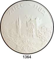 MEDAILLEN AUS PORZELLAN,Andere Hersteller HerendWeiße Porzellanplakette.  Zeigend unter ZIRC 1182 eine Reliefansicht des Zistersienserklosters Zirc in Ungarn.  Rückseite mit von einem Mittelpunkt ausgehenden Wellen.  Prägung HEREND als Herstellerzeichen.  Mit Aufhängeloch.  144 mm.