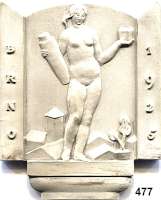 M E D A I L L E N,Städte BrünnAltarförmige Plakette 1925 (Bronze versilbert, kubistisch) zur Kunstausstellung. Stehende mit Objekten vor Stadtansicht, in den Flügeln BRNO und 1925. / Schrift. 79/65 mm. 203,4 g. Randpunze: POS... RENO.  Im Originaletui.