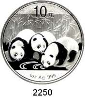 AUSLÄNDISCHE MÜNZEN,China Volksrepublik seit 194910 Yuan 2013 (Silberunze).  Drei Pandas am Gewässer.  Schön 1948.  In Kapsel.