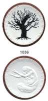 P O R Z E L L A N M Ü N Z E N,Spendenmünzen mit Talerbezeichnung BerlinHungertaler 1922 weiß, Rand rot und Baum schwarz.  Not- und Hungerjahr.