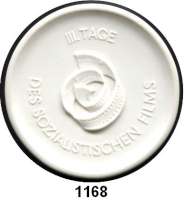 MEDAILLEN AUS PORZELLAN,Moderne Medaillen - Staatliche Porzellanmanufaktur MEISSEN Karl-Marx-StadtWeiße Medaille 1975 (62 mm).  Progreß Filmverleih Berlin - III. Tage des sozialistischen Films.  W. 6290.  Im Etui.