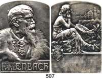 M E D A I L L E N,Medailleur Heinrich Kautsch (1859 - 1943) 1903.  Versilberte Bronzeplakette, oben abgerundet.  Franz Lenbach (1836-1904).  Auf die Ehrenbürgerschaft des Malers, gewidmet von seiner Vaterstadt Schrobenhausen.  60 x 85 mm.  193,8 g.