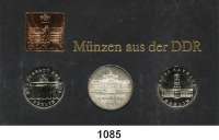 Deutsche Demokratische Republik,Thematische Sätze  750 Jahre Berlin  5 Mark 1987  Brandenburger Tor, Rotes Rathaus und 10 Mark Schauspielhaus.  Im Münzrahmen mit Plakette Berlin 1987.  Jaeger S. 872.