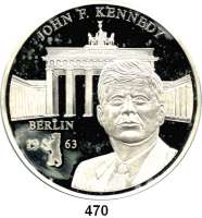 M E D A I L L E N,Personen Kennedy, John F. Große Silbermedaille o.J. (999).  Brustbild Kennedys vor Brandenburger Tor. / Präsidentensiegel.  80 mm.  250 g.  Im Etui.