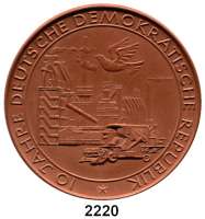 MEDAILLEN AUS PORZELLAN,Moderne Medaillen - Staatliche Porzellanmanufaktur MEISSEN Berlin Braune Medaille 1959 (63 mm).  10 Jahre Deutsche demokratische Republik.  Scheuch 1117.a.  W. 3078.  Im Etui.
