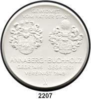 MEDAILLEN AUS PORZELLAN,Moderne Medaillen - Staatliche Porzellanmanufaktur MEISSEN Annaberg - Buchholz Weiße Medaille 1979 (98 mm).  Rat der Stadt - 30 Jahre DDR.  W. 6008.  Im Etui.