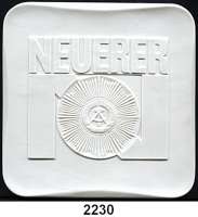 MEDAILLEN AUS PORZELLAN,Moderne Medaillen - Staatliche Porzellanmanufaktur MEISSEN Berlin Weiße Plakette 1975/82/89 (130 x 130 mm).  Ministerium des Innern - NEUERER.  W. 6044ff.
