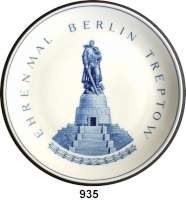 Deutsche Demokratische Republik   PP-Patina !!!!!, Weißer Porzellan-Wandteller, Motiv blau.  Ehrenmal  Berlin  Treptow.  Staatliche Porzellanmanufaktur Meißen.  I. Wahl.  26 cm.