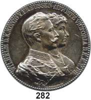 Deutsche Münzen und Medaillen,Preußen, Königreich Wilhelm II. 1888 - 1918 Silbermedaille o.J. (Weigand / Kullrich).  Offizielle Geschenkmedaille zu einem Ehejubiläum.  Brustbilder des deutschen Kaiserpaares. / 7 Textzeilen.  45 mm.  50,50 g.  Sommer W 82.  Im Originaletui.