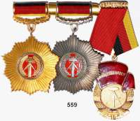 Orden, Ehrenzeichen, Militaria, Zeitgeschichte,Deutschland DDR Ordensspange, Vaterländischer Verdienstorden in Gold (900, 63,6 g) an goldener (900) Tragespange (ca. 20 g.); Silberner Vaterländischer Verdienstorden (900) an silberner (900) Tragespange und Orden Banner der Arbeit, ohne Stufenangabe.