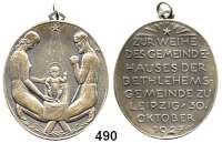 M E D A I L L E N,Städte Leipzig Silbermedaille mit angeprägter Öse 1927 (Bruno Eyermann).  Auf die Weihe des Gemeindehauses der Bethlehem-Gemeinde.  Christuskind in Krippe zwischen Maria und Josef. / 8 Textzeilen.  Punze im Feld 