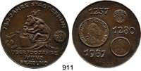 M E D A I L L E N,Numismatik  Bronzegußmedaille 1987.  750 Jahre Berlin und über 700 Jahre Münzprägung in Berlin.  Berliner Bär beim Münzprägen (Hammerschlag). /  Münzmotive.  87 mm.  231,2 g.